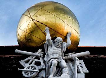 Una estatua de Atlas cargando una gran bola dorada