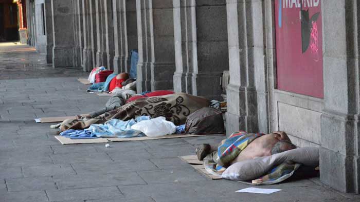 4 personas durmiento en la calle