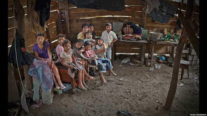 Mother   with her  9  children in  a   very  poor  room