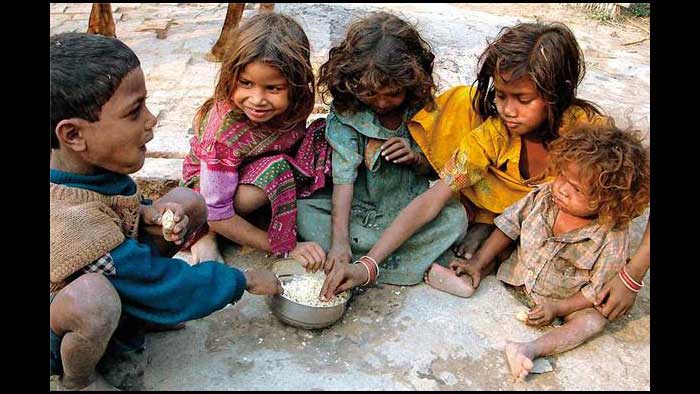 5 niños al rededor de un recipiente conteniendo comida que ellos están comiendo