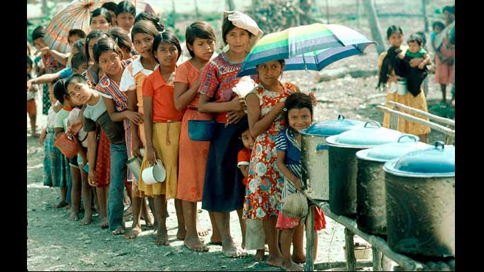 Personas esperando en una fila para recivir comida caliente